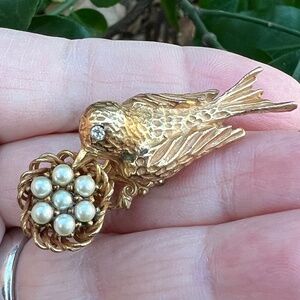 VINTAGE ORIGINAL BY ROBERT BIRD NEST BROOCH PIN GOLDTONE PEARLS RHINESTONE EYES